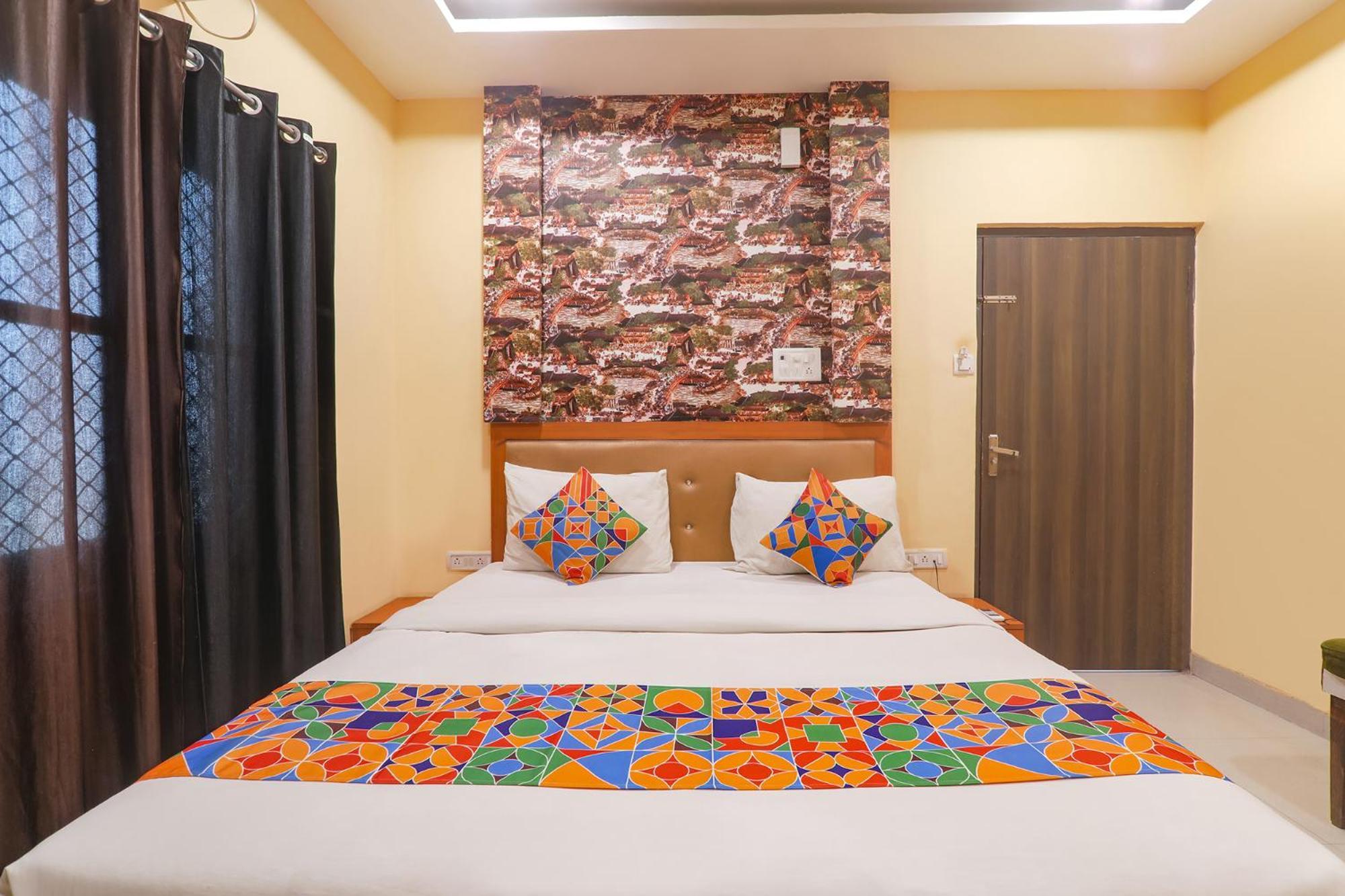 Fabhotel Swarn Banquet Kakarmatha Bagian luar foto