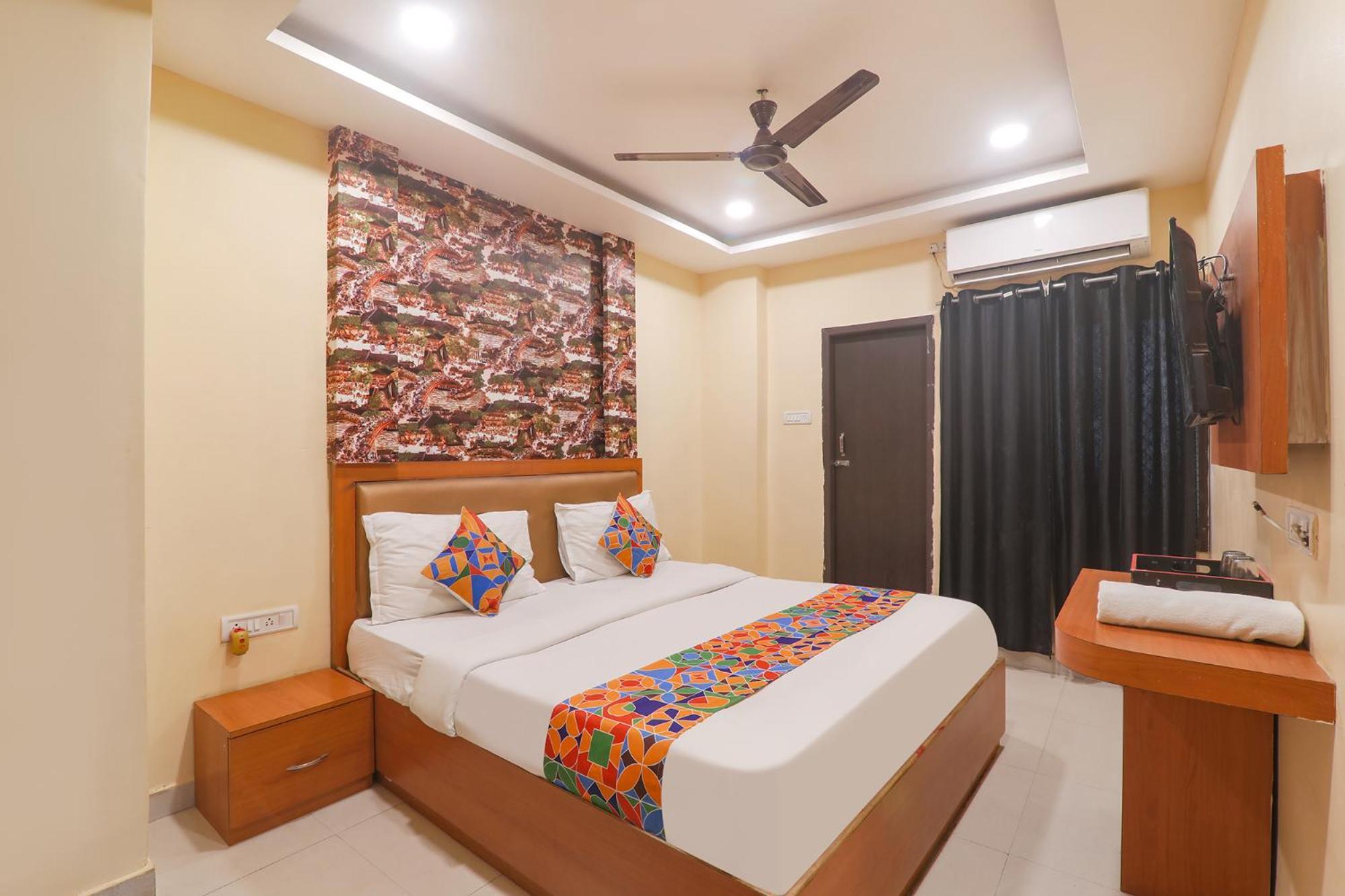 Fabhotel Swarn Banquet Kakarmatha Bagian luar foto