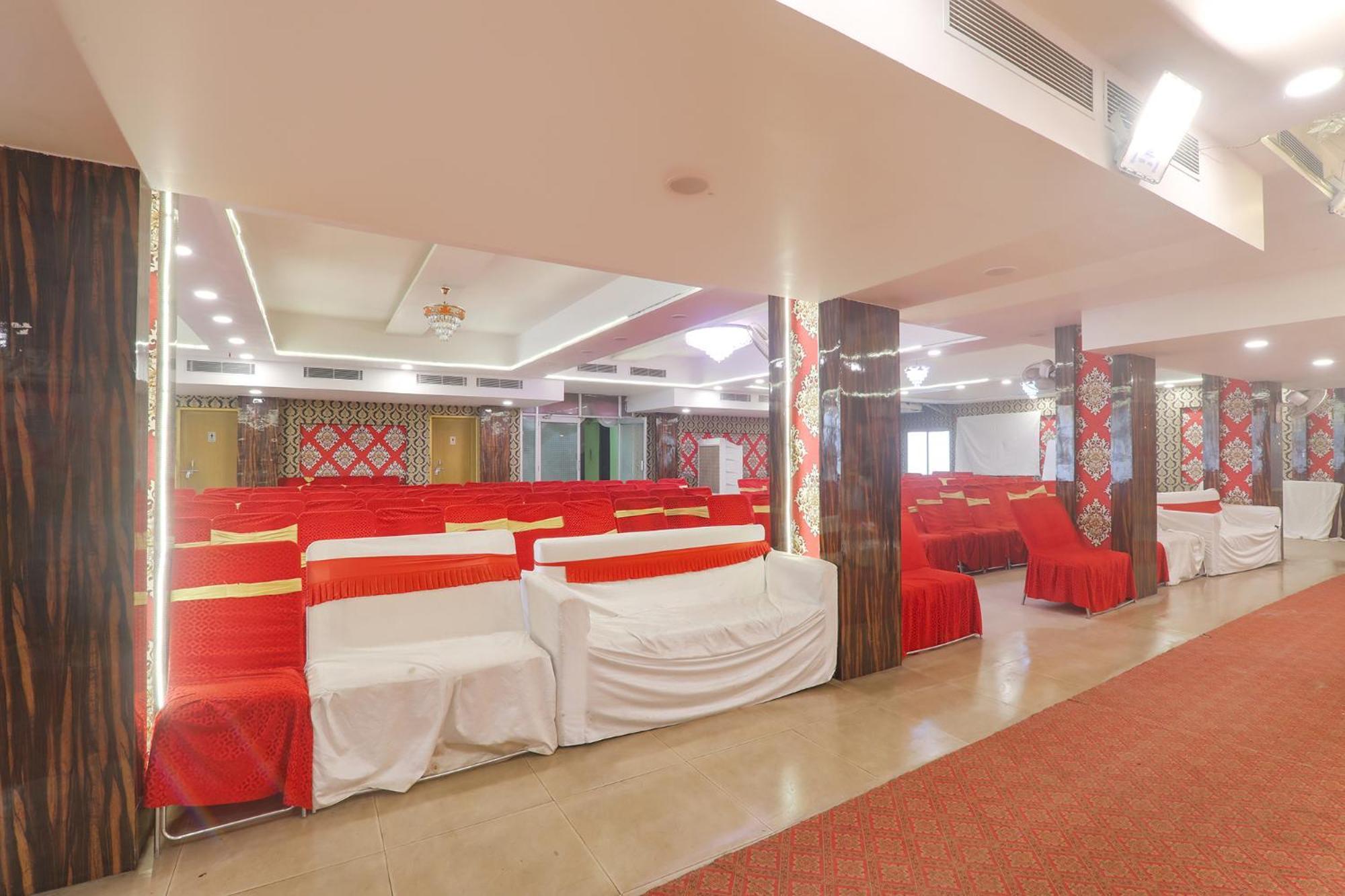 Fabhotel Swarn Banquet Kakarmatha Bagian luar foto